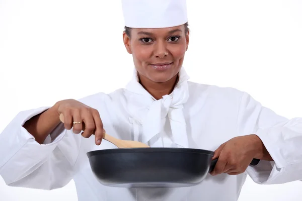 Vrouw chef-kok roeren een wok — Stockfoto