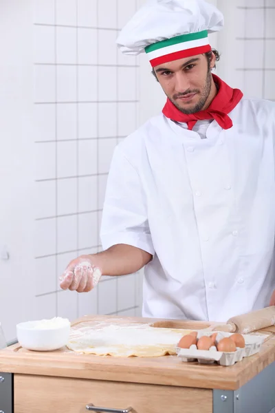 Pizzaiolo προετοιμασία πίτσα — Φωτογραφία Αρχείου