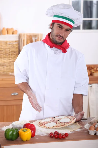 Chef-kok pizza maken — Stockfoto