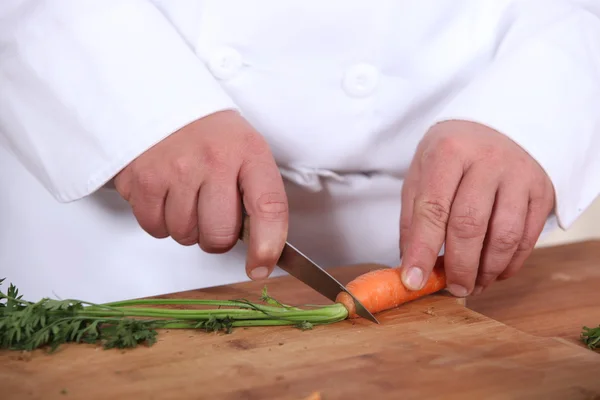 Chef cutting carrots — Stock Photo, Image