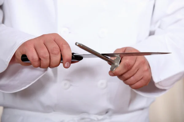 Ostření nože šéfkuchaře — Stock fotografie