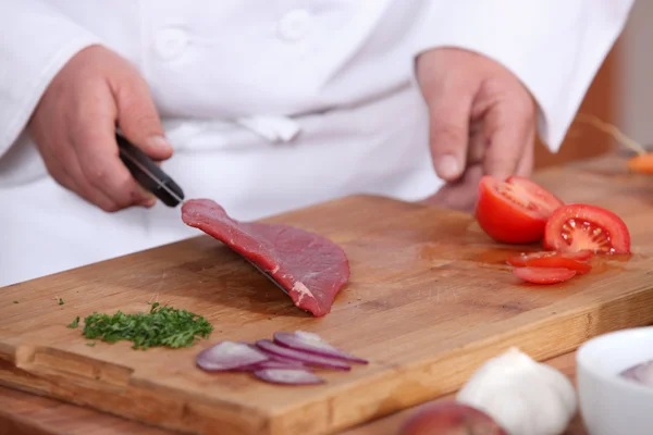 Mężczyzna ręce przygotowując stek — Zdjęcie stockowe