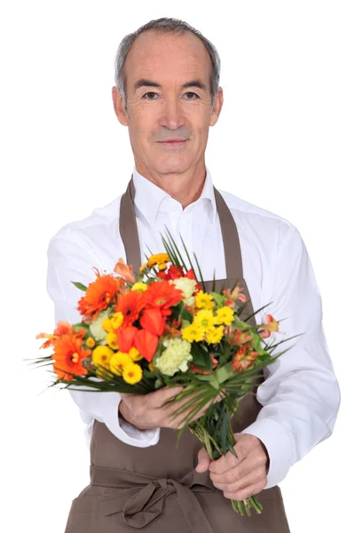 Fleuriste masculin avec un bouquet de fleurs — Photo