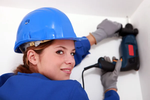 Vrouw met elektrische boor — Stockfoto