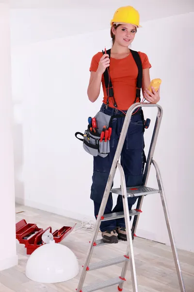 여성 설치 램프 — 스톡 사진