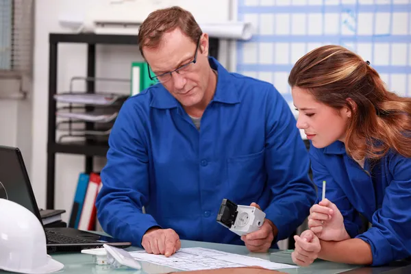 Worker and intern checking stock levels — Stock Photo, Image