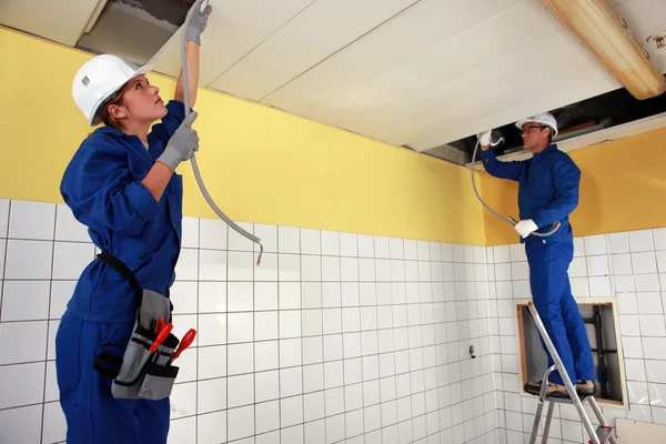 Tradespeople installing a heating system — Stock Photo, Image