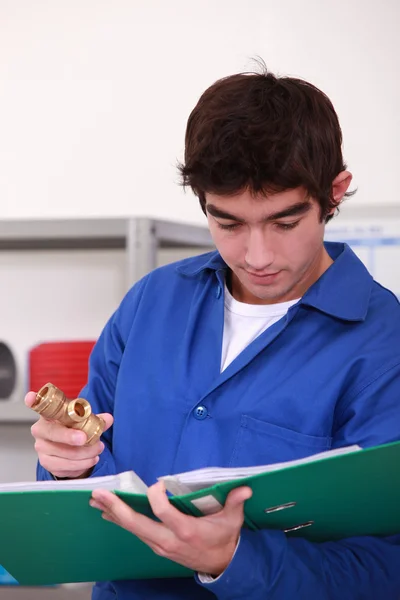 Joven con pieza de fontanería — Foto de Stock