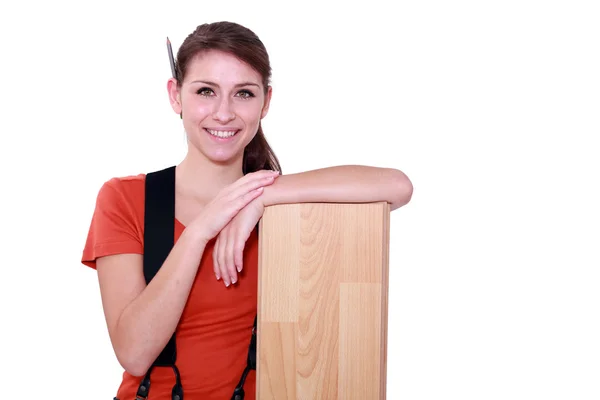 Ženské carpenter s laminátových podlah — Stock fotografie