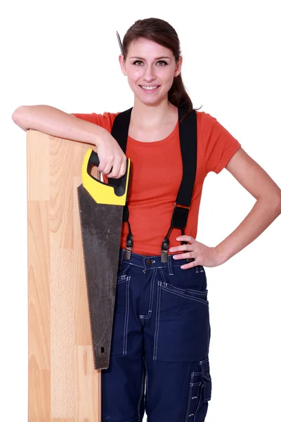 Craftswoman holding a handsaw — Stock Photo, Image