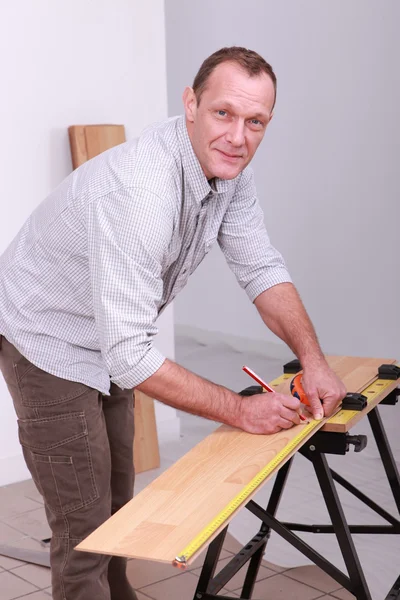 Tischler markiert Holz — Stockfoto