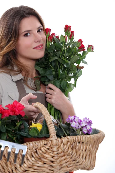 Hermosa floristería sosteniendo flores —  Fotos de Stock