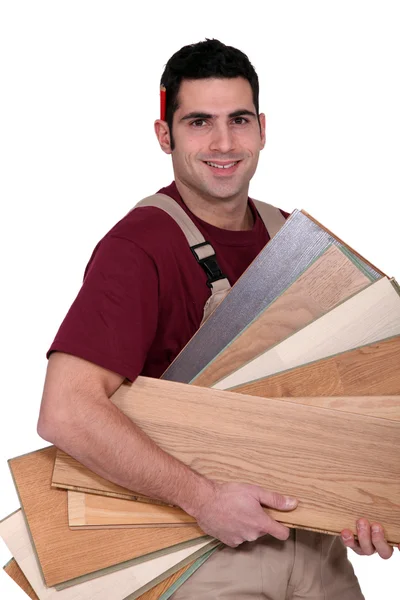 Carpintero que lleva madera contrachapada — Foto de Stock