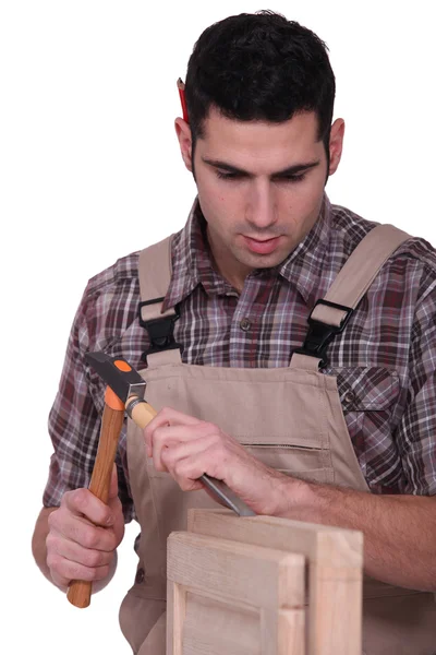 Carpinteiro com um martelo e um cinzel — Fotografia de Stock