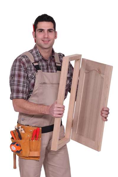 Carpintero con puerta de armario — Foto de Stock