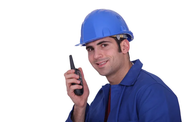 Trabalhador da construção civil com um rádio bidirecional — Fotografia de Stock