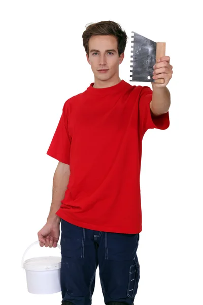 Hombre sosteniendo una herramienta de raspado —  Fotos de Stock