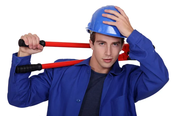 Trabalhador manual posando com cortadores de parafuso — Fotografia de Stock