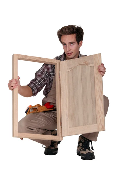 Falegname che mostra un otturatore in legno — Foto Stock