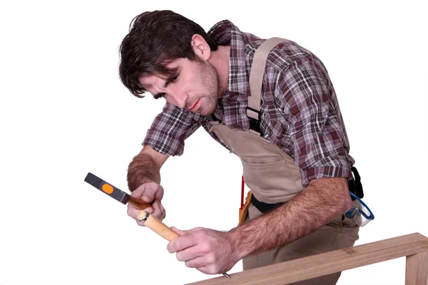 Carpinteiro no trabalho com martelo — Fotografia de Stock