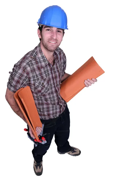 Řemeslník drží střešní tašky — Stock fotografie