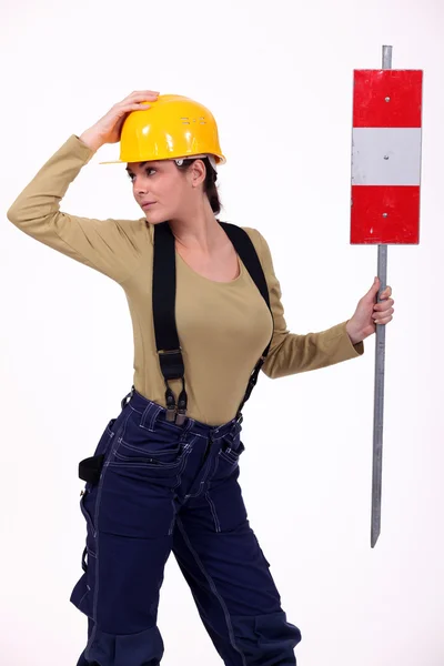 Female road-worker with sign — Stockfoto