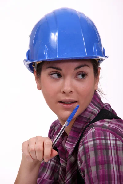 Ett porträtt av en kvinnlig byggnadsarbetare. — Stockfoto
