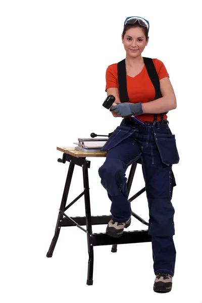 Mulher com um cortador de azulejos — Fotografia de Stock