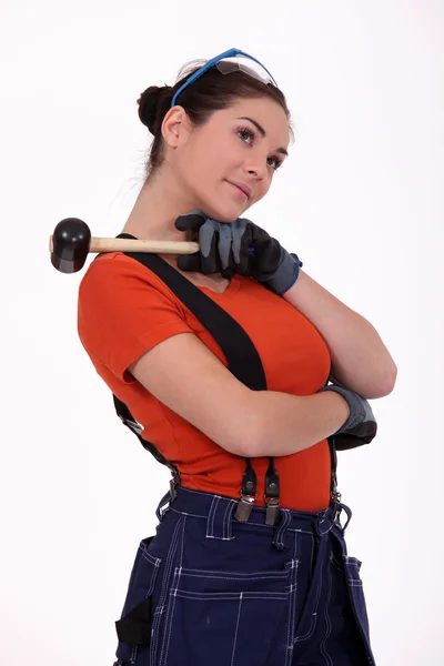 Werkende vrouw met foelie op zijn schouder — Stockfoto