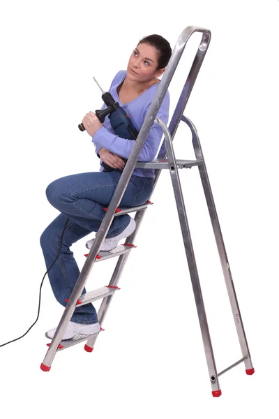 Handywoman zat op een ladder — Stok fotoğraf