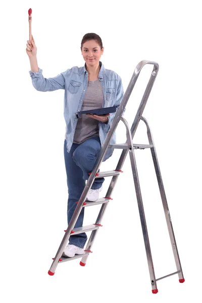 Mulher segurando pincel e bandeja — Fotografia de Stock