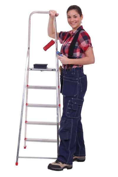 Pintor posando com uma escada e rolo de pintura — Fotografia de Stock