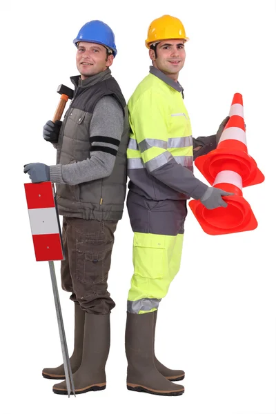 Stavební dělníci, stojící na bílém pozadí — Stock fotografie