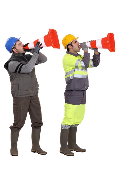 Mannen met behulp van verkeer kegels als luidsprekers — Stockfoto
