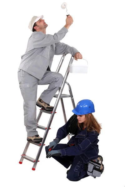 Pintor artesano y electricista femenina trabajando juntos —  Fotos de Stock