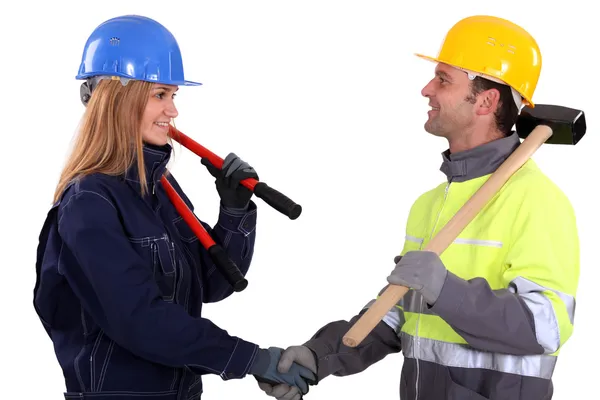 Två byggnadsarbetare skakar hand — Stockfoto