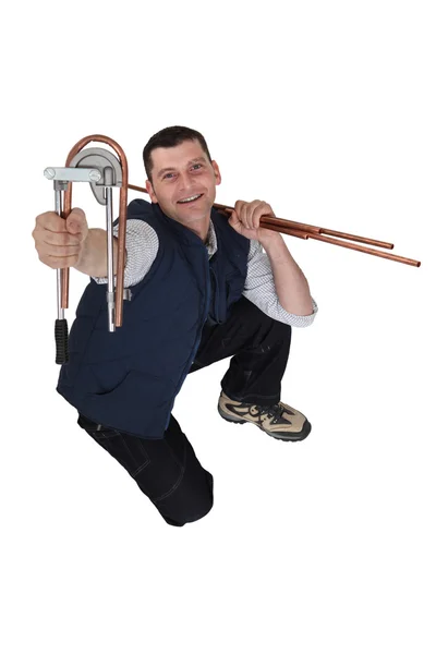 Řemeslník drží nástroj pro ohýbání kovu řemeslo — Stock fotografie