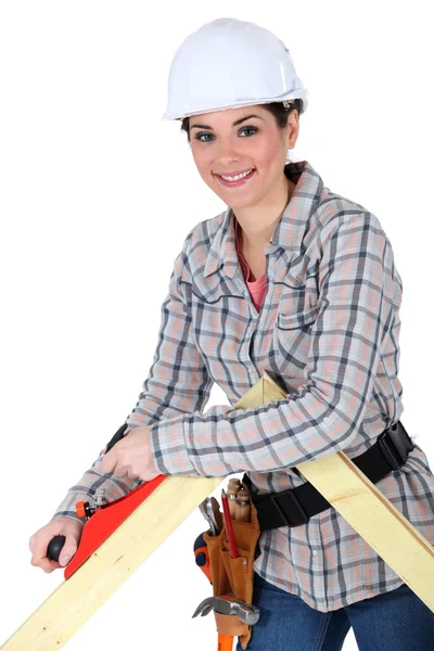 Kadın marangoz bir planer kullanma. — Stok fotoğraf