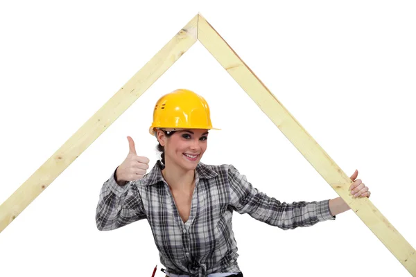 Carpintero femenino positivo con marco de madera — Foto de Stock