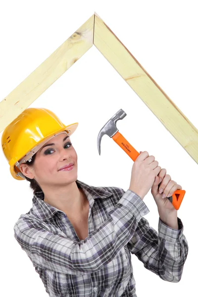 Kvinna byggnad truss — Stockfoto