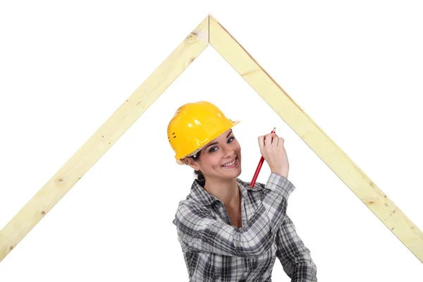 Çalışan kadın marangoz — Stok fotoğraf