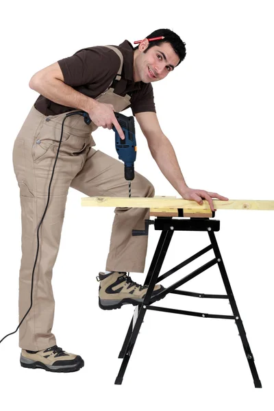 Muž vrtání dřeva — Stock fotografie