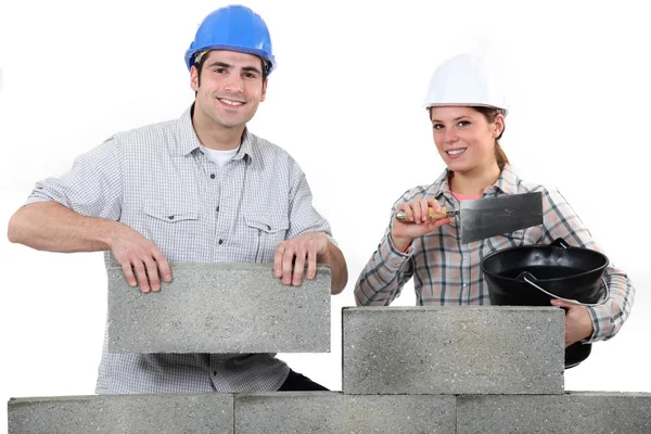 Fiatal kőműves és női segítő — Stock Fotó