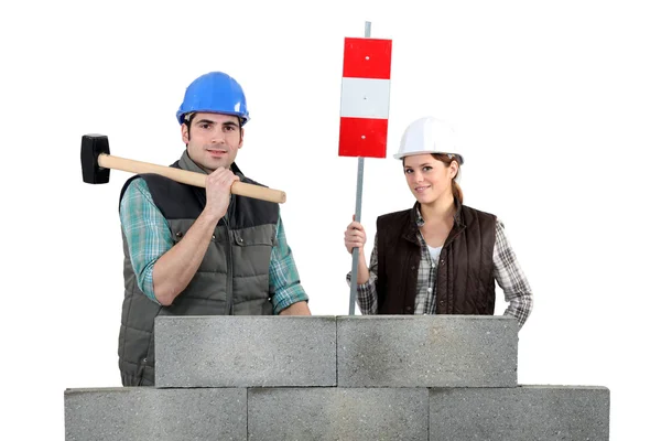 Mand and woman with hammer — Stock Photo, Image