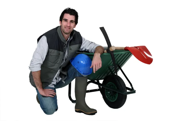 Bir el arabası ile inşaat işçisi — Stok fotoğraf
