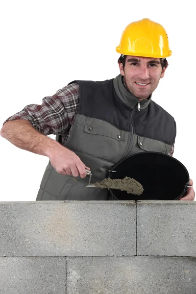 Massone versando cemento — Foto Stock