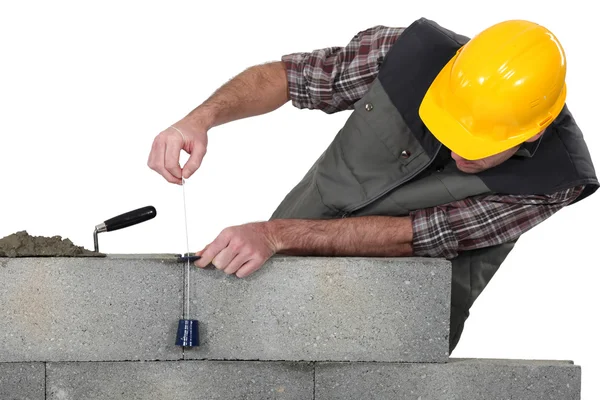 Mason construisant un mur de briques — Photo