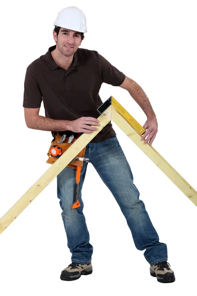 Carpinteiro trabalhando na estrutura de madeira — Fotografia de Stock