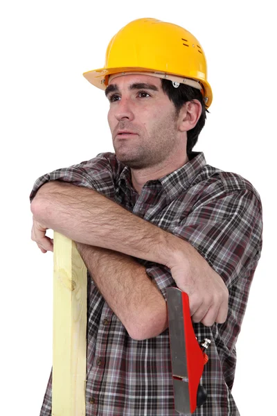 Trabalhador da construção civil com madeira e avião — Fotografia de Stock