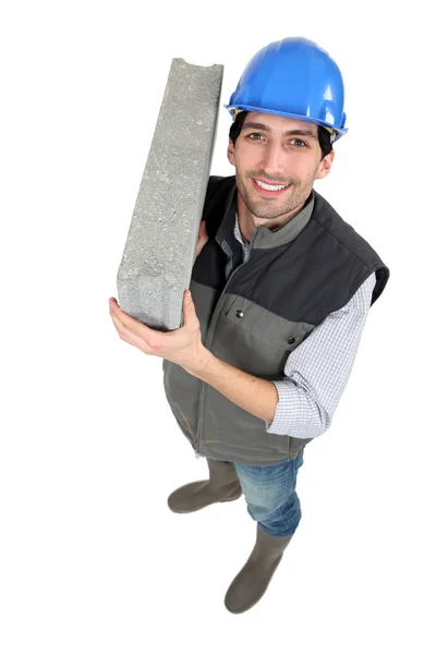 Homem carregando bloco de brisa — Fotografia de Stock